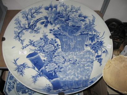 null Grand plat en porcelaine d'Arita décoré en bleu sous couverte, d'un couple de...