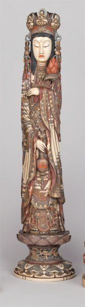 null Grand okimono en ivoire polychrome représentant la déesse Kannon debout sur...