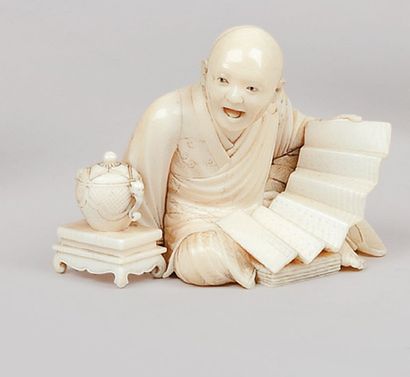 null Okimono en ivoire : moine dépliant un manuscrit, un bol à offrandes à son côté...