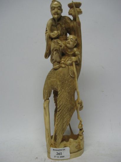 null Okimono en ivoire marin représentant le dieu du bonheur sur un échassier, accompagné...