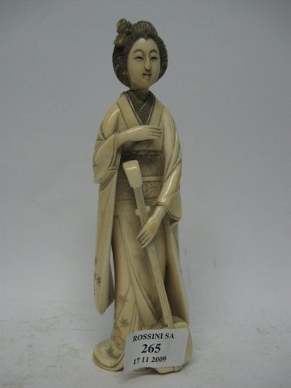 null Sujet en ivoire représentant une geisha et tenant un samisen Japon, vers 1930...