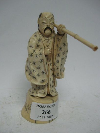 null Sujet en ivoire représentant un personnage tenant un bâton en bambou Chine,...