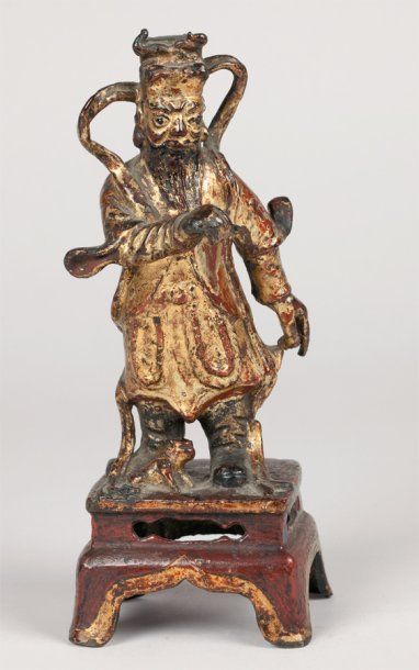 null Sujet en bronze laqué et doré représentant un Lokapâla Chine, XVIIe siècle Haut...