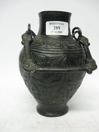 null Vase balustre, décor en bronze à patine brune de motifs archaïsant Chine, XVIIe...