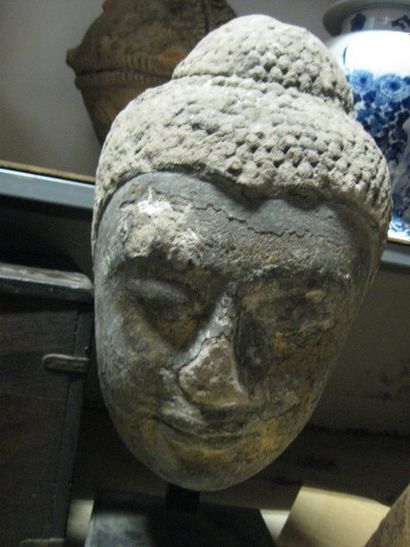 null Tête de Bouddha en grès anciennement laquée, les yeux mi clos Siam, Ayuthaya,...