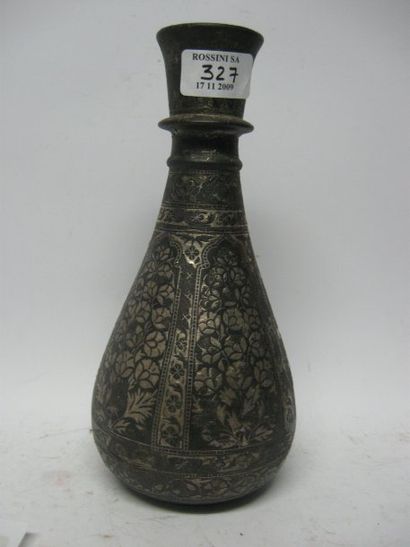 null Vase en bronze avec incrustations de fils d'argent, figurant des motifs floraux...