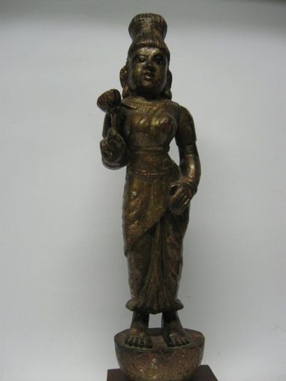 null Sujet en bois laqué représentant une servante tenant un lotus Inde du sud, XIXe...