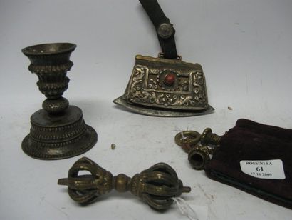 null Ensemble d'objets rituels comprenant une coupe, un vajra, un flacon en textile...