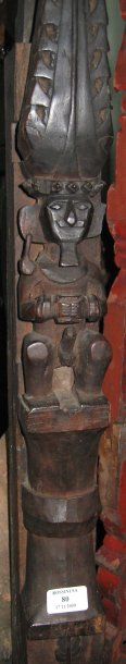 null Poteau Ile de NIAS (Indonésie) Sculpté d'un personnage masculin représentant...