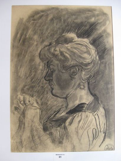 Suzanne CREPIN (1880-1956). Femme cousant, dessin au crayon gras. 42 x 30 cm.