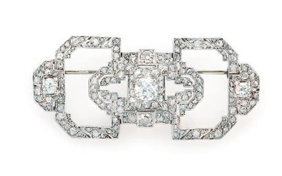 null Broche en or gris de forme géométrique à décor ajouré et sertie de diamants...