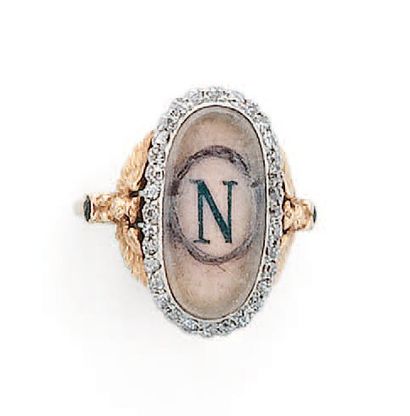 null Bague en or jaune de forme ovale ornée sous verre d'un "N" entourée d'une mêche...