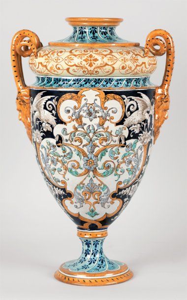 Blois Vase balustre à deux anses en forme de tête de satyre cornu, décor polychrome...