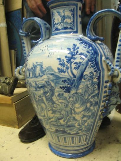 Nevers Grand vase de forme balustre munis de deux anses en enroulement prenant appuis...