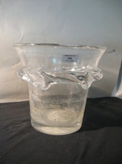 DAUM Vase. Epreuve de tirage industriel réalisée en cristal blanc transparent. Décor...