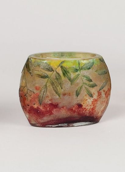 DAUM Vase miniature de forme oblong. Épreuve de tirage industriel réalisée en verre...