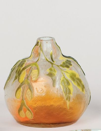 GALLÉ Émile (1846 -1904) Vase à base sphérique et petit col. Épreuve de tirage industriel...