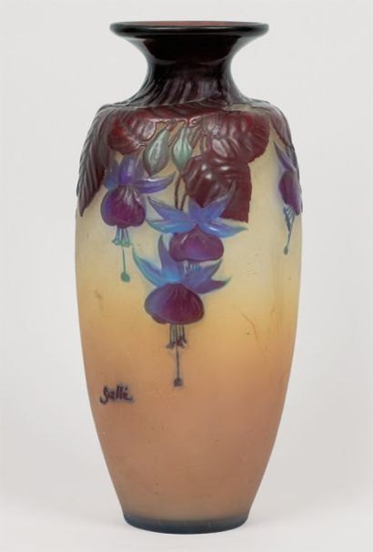 GALLÉ Émile (1846 -1904) Vase ovoïde allongé à col étranglé et évasé. Épreuve de...