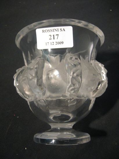 LALIQUE France Vase "Moineaux" à piedouche en cristal moulé partiellement dépoli....