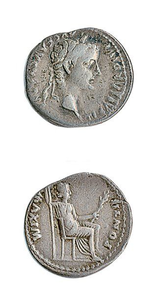 ROME, Tibère (14 - 37). Denier au buste lauré de l'empereur. R / Livie ou la Paix...