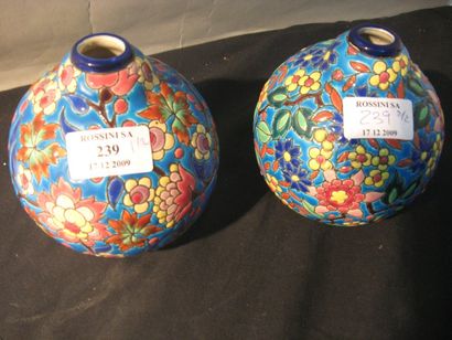 LONGWY Deux vases de forme ovoïde à col étranglé en céramique. Décor de fleurs, émaux...