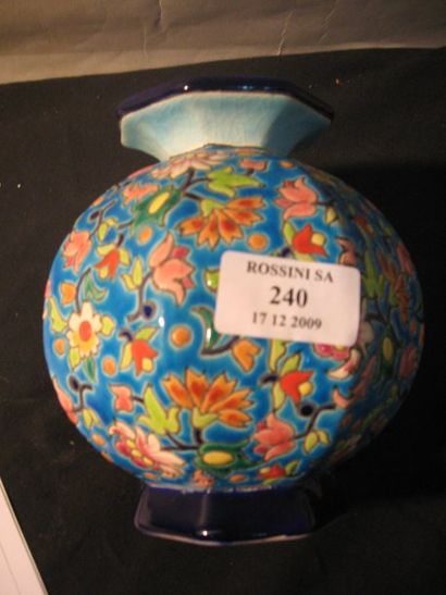LONGWY Vase octogonale de forme sphérique sur talon et col évasé en céramique, émaux...