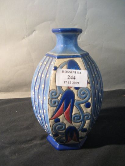 LONGWY Vase hexagonal sur talon à col étranglé en céramique. Décor de fleurs stylisé,...