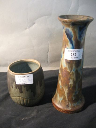 DENBAC et PERRAULT Deux vases en céramique à coulées d'émaux polychromes. Signés....