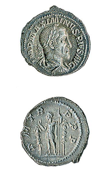 ROME, Maximin (235 - 238). Denier. R / L'empereur tenant sceptre et levant la main,...