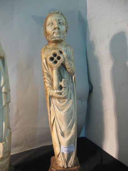 null Important Saint Pierre en ivoire sculpté. Il est représenté debout tenant de...