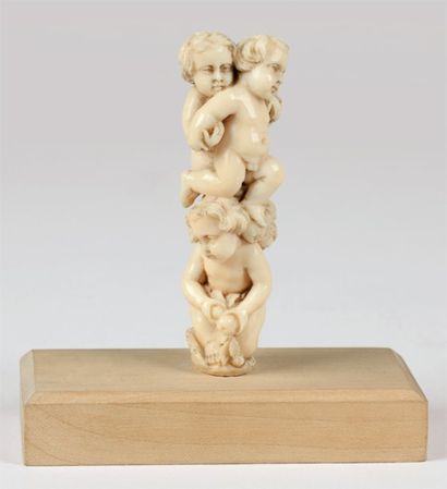 null Superbe manche de couvert en ivoire sculpté du XVIIIe siècle. Il est constitué...