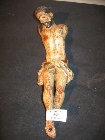 null Christ en croix en os sculpté polychrome. (manque les bras).