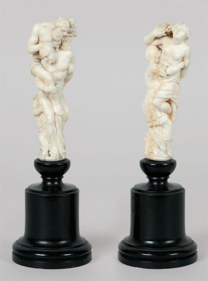 null Paire de manches de couteaux en ivoire sculpté du XVIIIe siècle. Il représente...