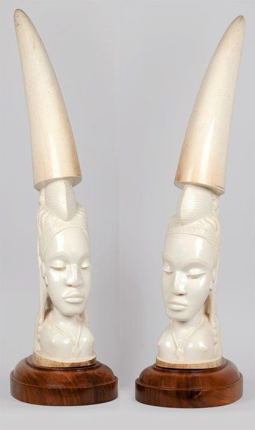 Afrique (première moitié du XXe siècle) Deux défenses d'éléphant sculptées de bustes...