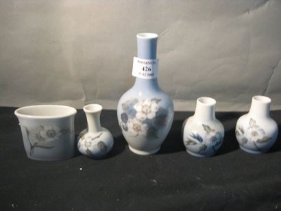 Royal Copenhague Lot de cinq vases en porcelaine, décor floral. Émaux en délicats...
