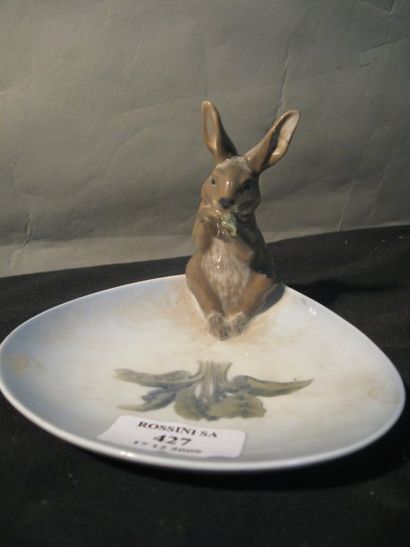 Royal Copenhague Vide poche en porcelaine figurant un lapin, décor peint représentant...
