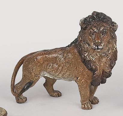 null Lion, Bronze de Vienne, porte une signature GESCHUTZ. Haut. : 9,5 - Long. :...