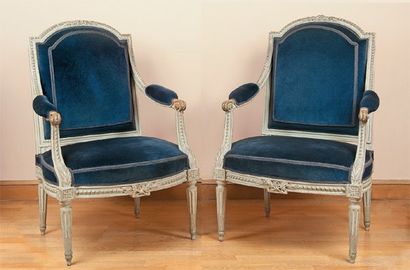 null Paire de fauteuils à dossier plat en hêtre laqué, mouluré et sculpté, la traverse...