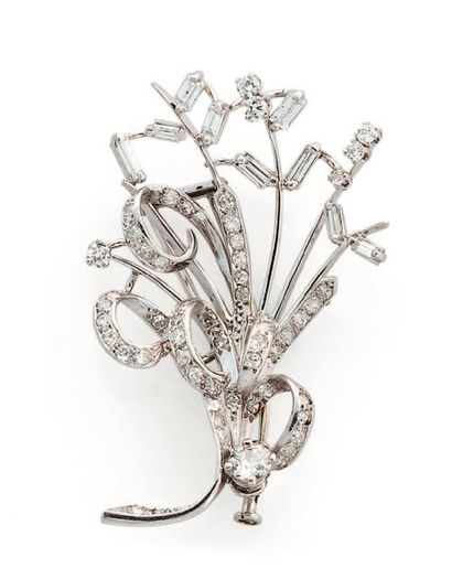 null Broche en or gris formant un bouquet de fleurs, sertie de diamants taillés en...