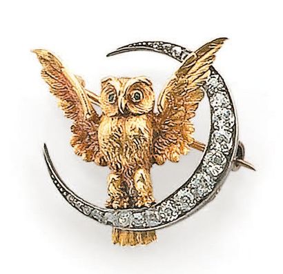 null Broche en or jaune et argent figurant une chouette dans un croissant de lune...