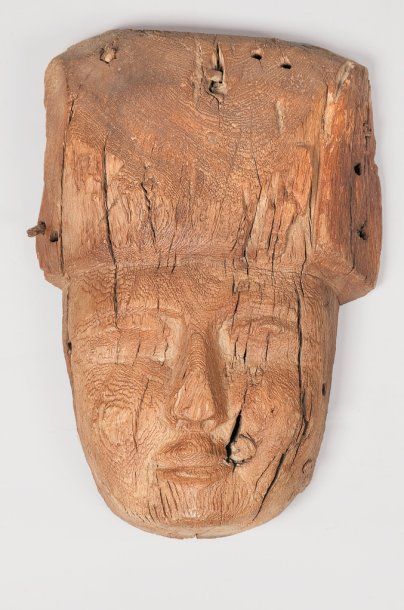null Masque de sarcophage sculpté du visage d'un personnage coiffé de la lourde perruque....