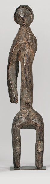 null Statue MUMUYE (Nigeria) Sculpture élancée, de grande ancienneté. Le bras gauche...