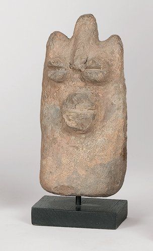 null Terre cuite SAO (Tchad) Figurine anthropomorphe tricorne présentant des yeux...