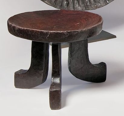 null Tabouret JIMMA (Ethiopie) Petit tabouret à trois pieds. Diam. : 37 - Haut. :...