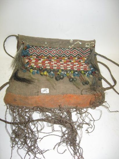 null Trousse "d'homme médecine " (Îles Célèbes) En fibres, décoré de fin perlage...