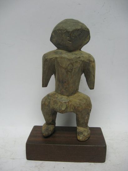 null Statuette LHOSSO (Togo) Puissante statuette, les bras détachés du corps, sans...