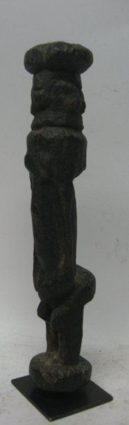 null Statuette DOGON (Mali) Personnage debout, sculpture cubisante très puissante,...