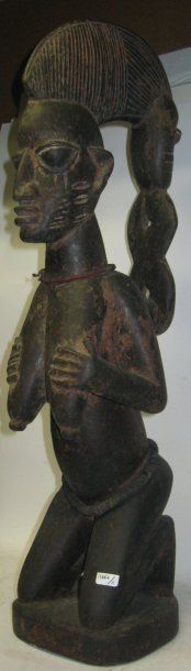 null Statue YOROUBA (Nigeria) Femme agenouillée tenant des seins opulents, signes...