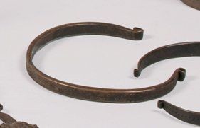 null Torque ARI (Ethiopie) Bronze à patine brune. Diam. : 17,5 cm. Voir la reproduction...