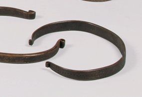 null Torque ARI (Ethiopie) Recourbé à chaque extrémité, bronze à patine brun foncé....